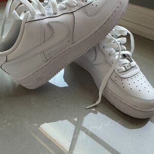🔥 NIKE AIR FORCE 1 – BOYS SIZE 6 – BRAND NEW 🔥